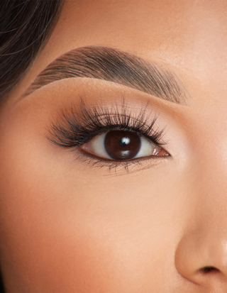 P.Louise Lashes - στάση ευγνωμοσύνης