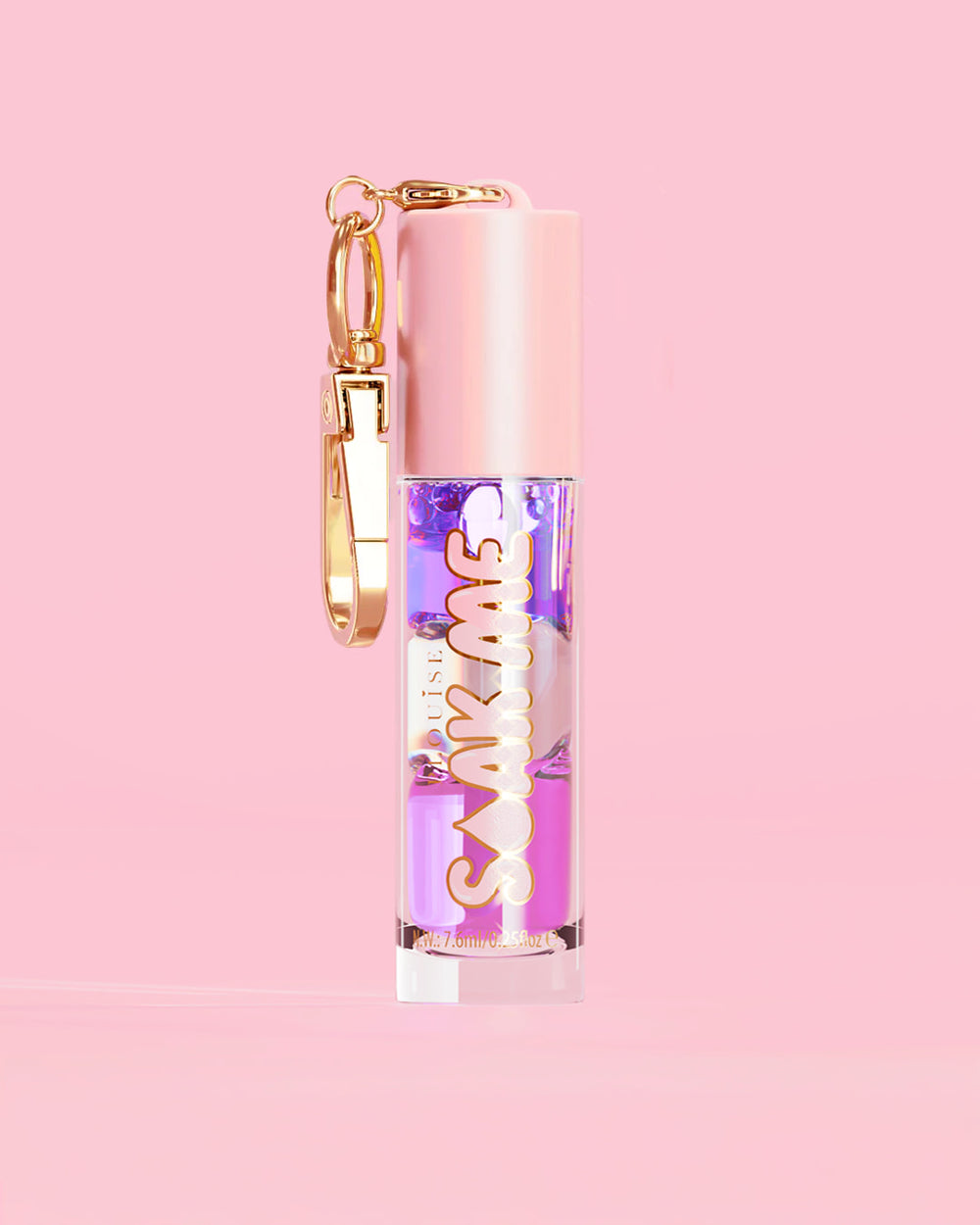 P. Louise Soak Me Lip Oil με πολύχρωμο λαδάκι σε ροζ σωλήνα με χρυσό κούμπωμα σε ροζ φόντο