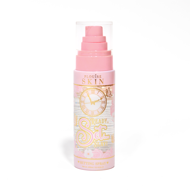 Ένα ροζ μπουκάλι P. Louise Ready Set Slay Long Lasting Setting Spray σε λευκό φόντο
