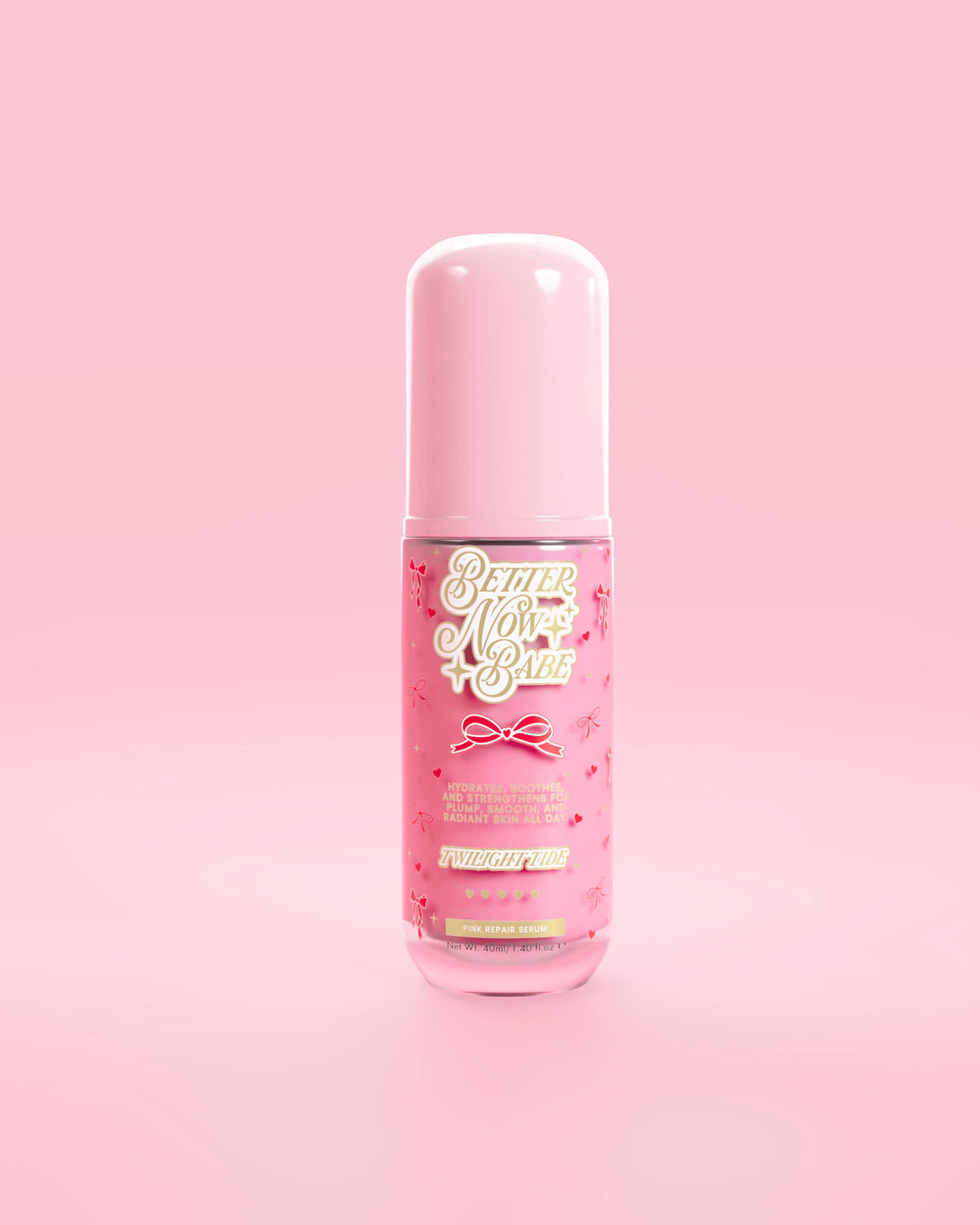 Δείτε μέσα από ροζ μπουκάλι P.Louise Better Now Babe pink barrier serum επισκευής με άρωμα παλίρροιας λυκόφωτος σε ροζ φόντο