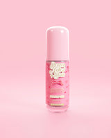 Δείτε μέσα από ροζ μπουκάλι P.Louise Better Now Babe pink barrier serum επισκευής με άρωμα παλίρροιας λυκόφωτος σε ροζ φόντο