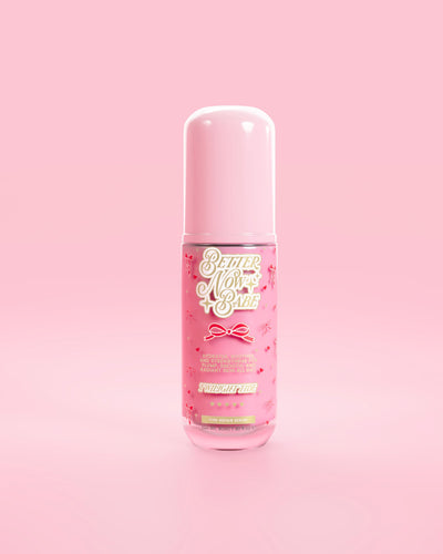 Δείτε μέσα από ροζ μπουκάλι P.Louise Better Now Babe pink barrier serum επισκευής με άρωμα παλίρροιας λυκόφωτος σε ροζ φόντο