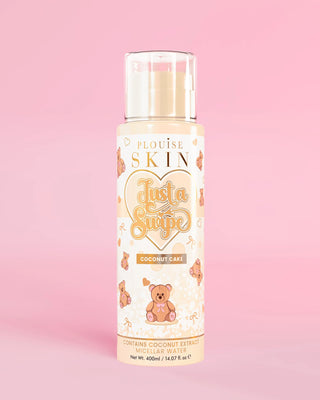 Bottle of the P.Louise Just A Swipe Micellar Water σε κέικ καρύδας σε ροζ φόντο