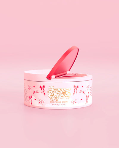 Ροζ μπανιέρα P.Louise Bright By Night Brightening Cream με γραφικά στοιχεία κόκκινου φιόγκου σε ροζ φόντο