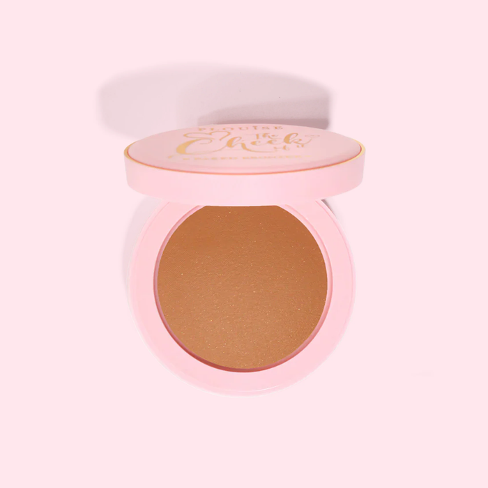 Compact P.Louise baked bronzer πούδρα σε ροζ θήκη σε ανοιχτό ροζ φόντο
