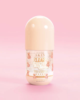 Ένα μπουκάλι του P.Louise Clear The Air Gel Cleanser με άρωμα κέικ καρύδας σε ροζ φόντο