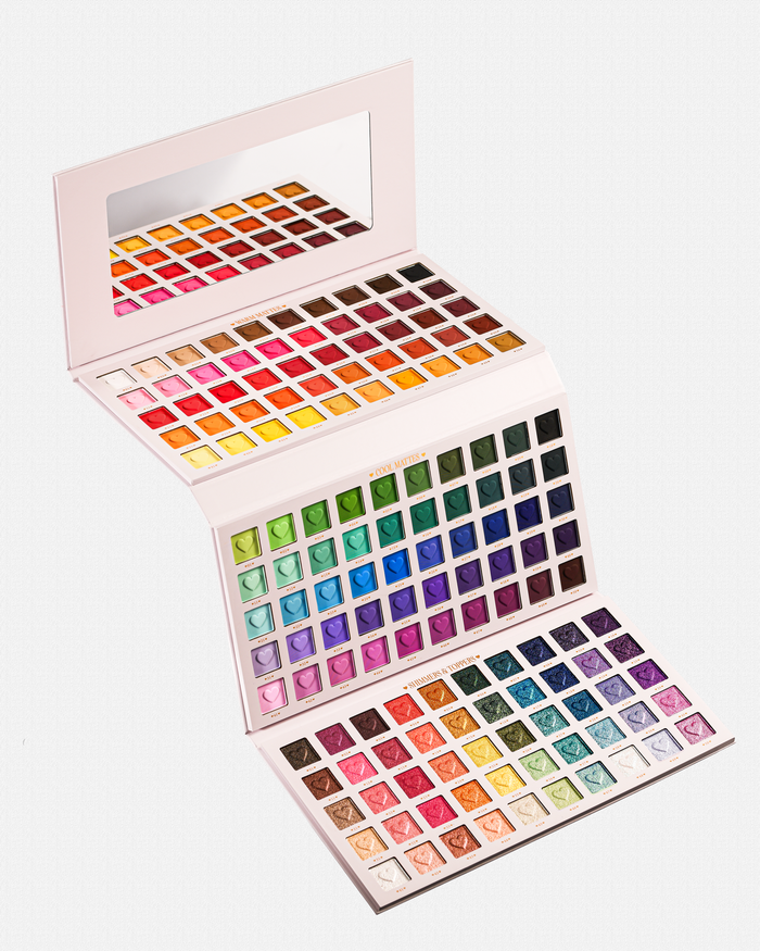 Μια ανοιχτή P.Louise Creative Comeback XXXL Rainbow Eyeshadow Palette που εμφανίζει 150 πολύχρωμες σκιές ματιών