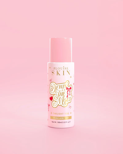 Ροζ P.Louise μπουκάλι Dewing The Most Double Layer Toner με σχέδια κόκκινου φιόγκου σε ροζ φόντο