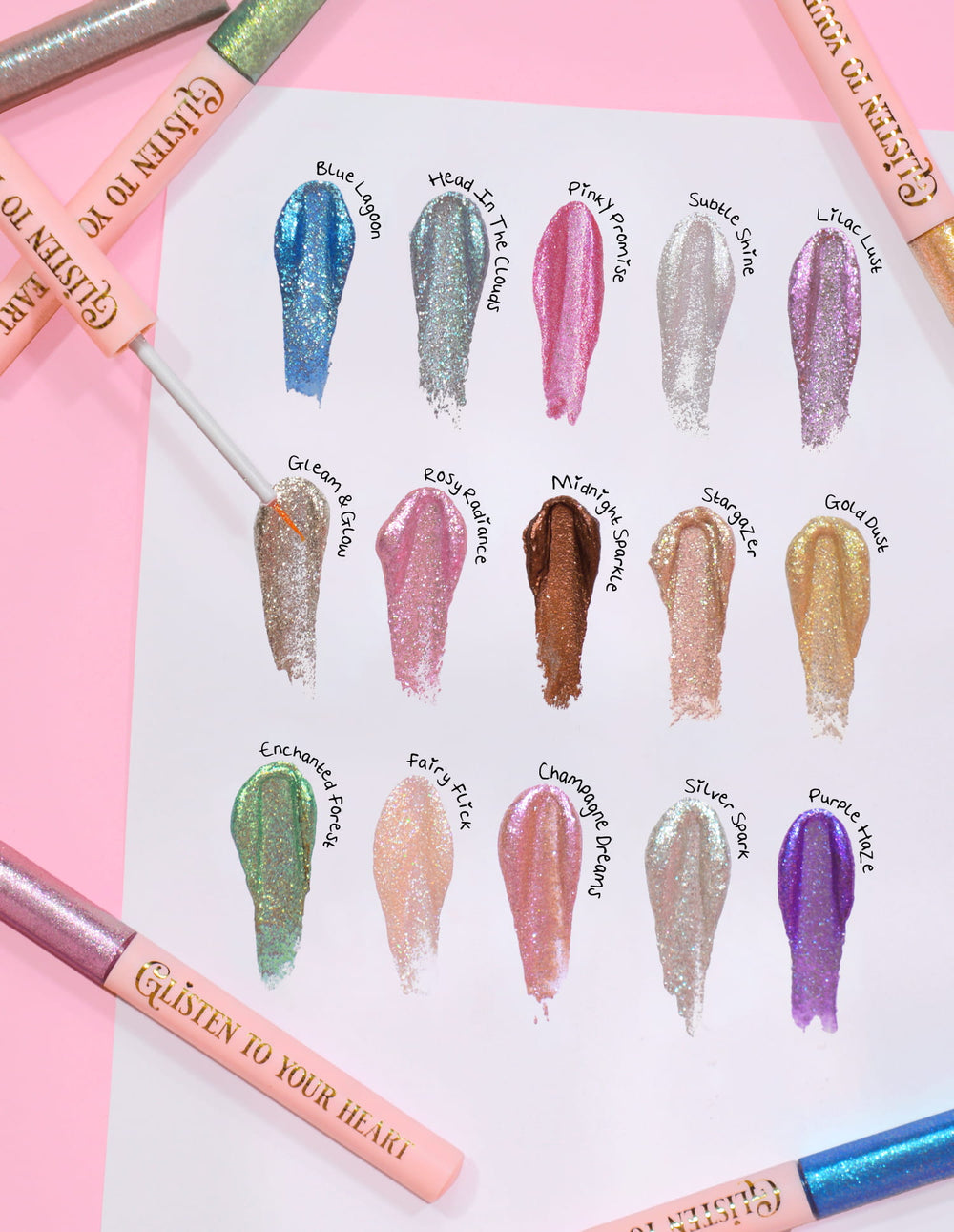 Μια σειρά από δείγματα eyeliner glitter της P.Louise σε διάφορα χρώματα, που εμφανίζονται σε μια κάρτα, με το όνομα κάθε απόχρωσης γραμμένο δίπλα της.