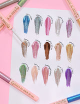Μια σειρά από δείγματα eyeliner glitter της P.Louise σε διάφορα χρώματα, που εμφανίζονται σε μια κάρτα, με το όνομα κάθε απόχρωσης γραμμένο δίπλα της.