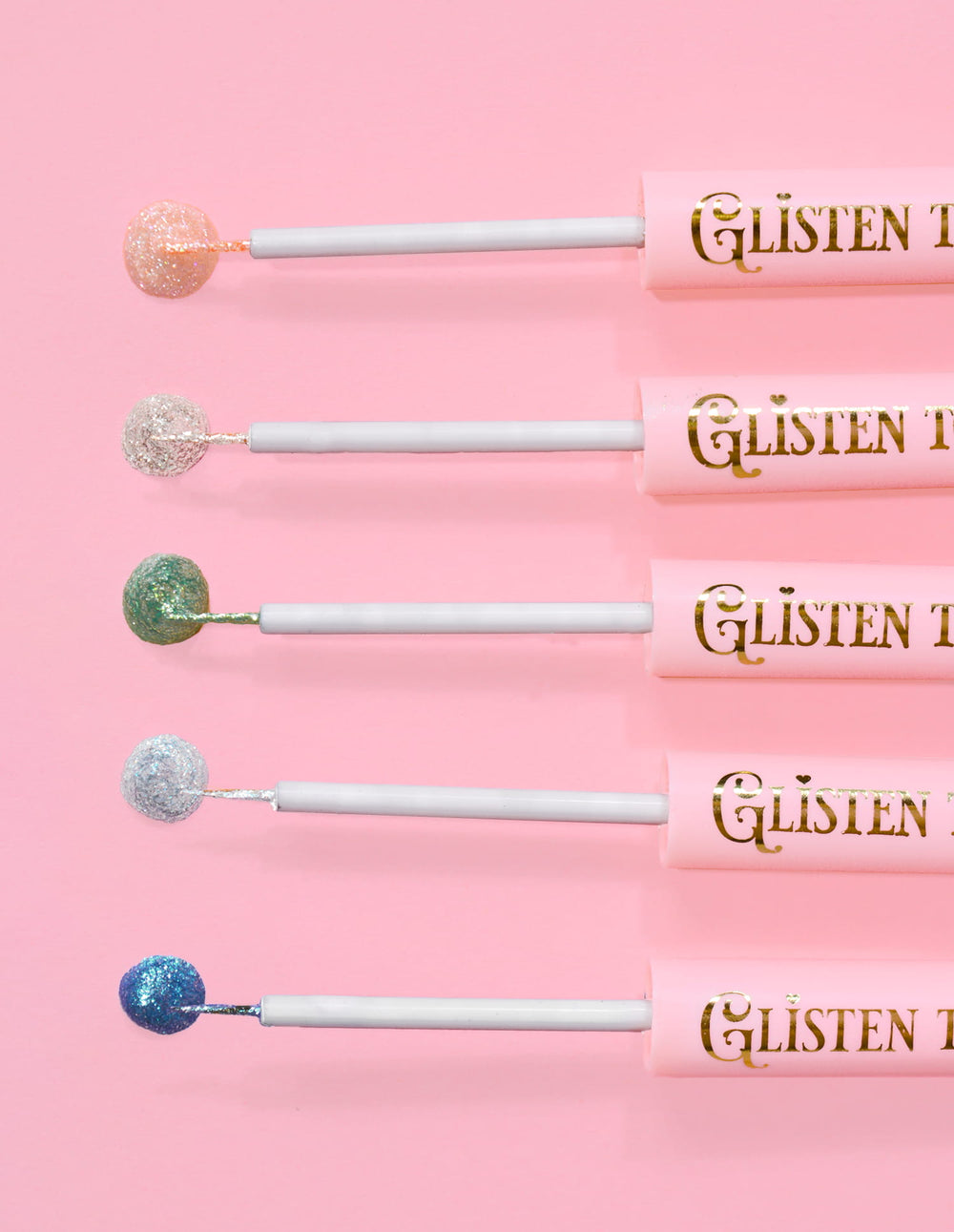 5 glitter eyeliners P.Louise Glisten To Your Heart με μια γραμμή από το προϊόν στο τέλος σε ροζ φόντο