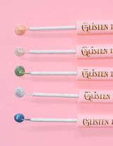 5 glitter eyeliners P.Louise Glisten To Your Heart με μια γραμμή από το προϊόν στο τέλος σε ροζ φόντο