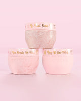 Τρία ροζ δοχεία P.Louise Hop Into Self-Care Pink Marshmallow με άλατα μπάνιου, απολέπιση σώματος και βούτυρο σώματος με χρυσό κείμενο σε ροζ φόντο