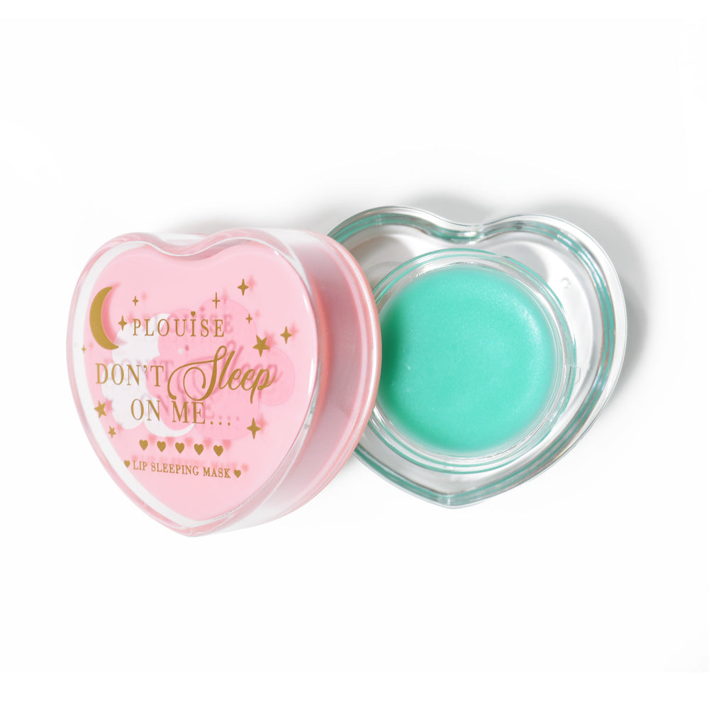 Ροζ μάσκα ύπνου σε σχήμα καρδιάς με ανοιχτό το καπάκι σε λευκό φόντο