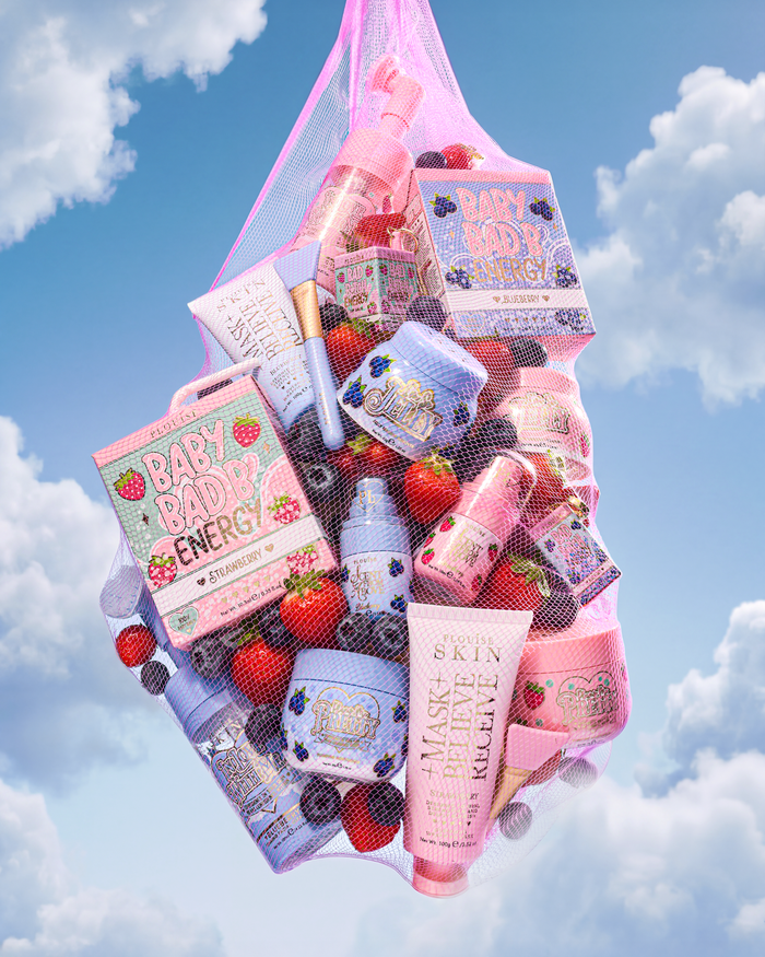 P.Louise Strawberry and Blueberry Bundle Duo σε μια διχτυωτή τσάντα στον ουρανό