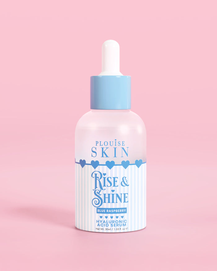 Μπλε και λευκό μπουκάλι PLouise Rise and Shine Hyaluronic Serum σε μπλε βατόμουρο