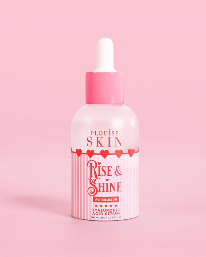 Ροζ κόκκινο και λευκό μπουκάλι ορού P.Louise Rise & Shine Hyaluronic Acid σε καρπούζι