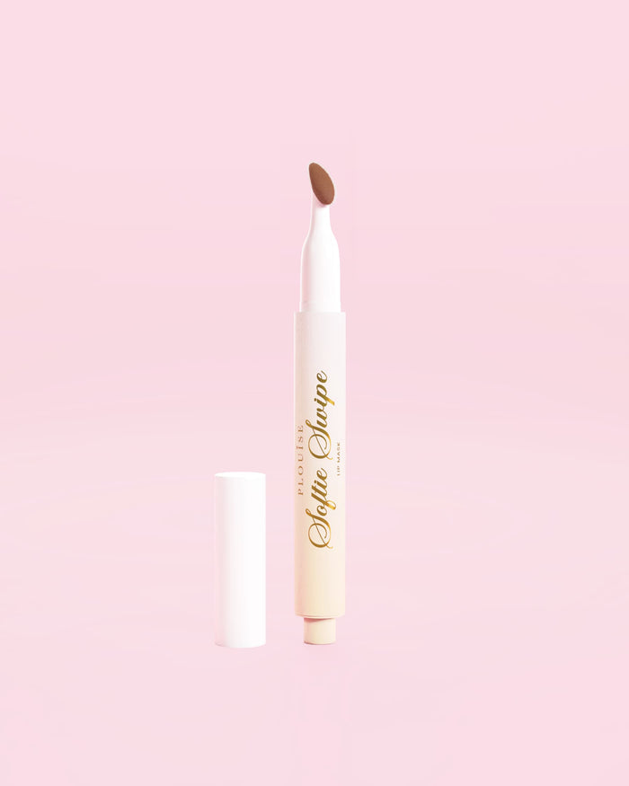 Μια εικόνα μιας P.Louise Softie Swipe Tinted Lip Mask σε Soft Launch σε ροζ φόντο