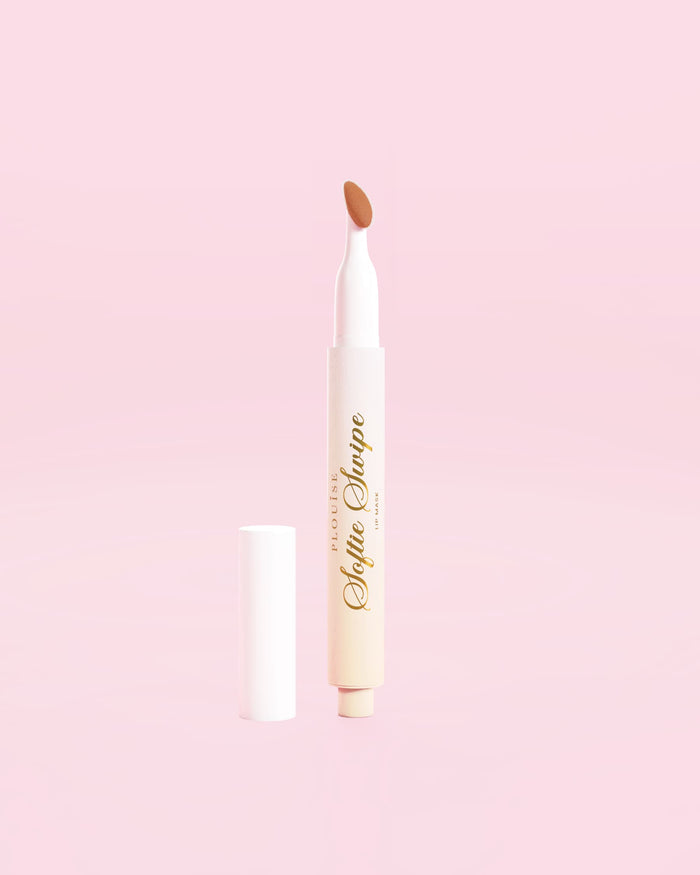 Μια εικόνα που δείχνει μια P.Louise Softie Swipe Tinted Lip Mask σε απόχρωση Snuggle Up