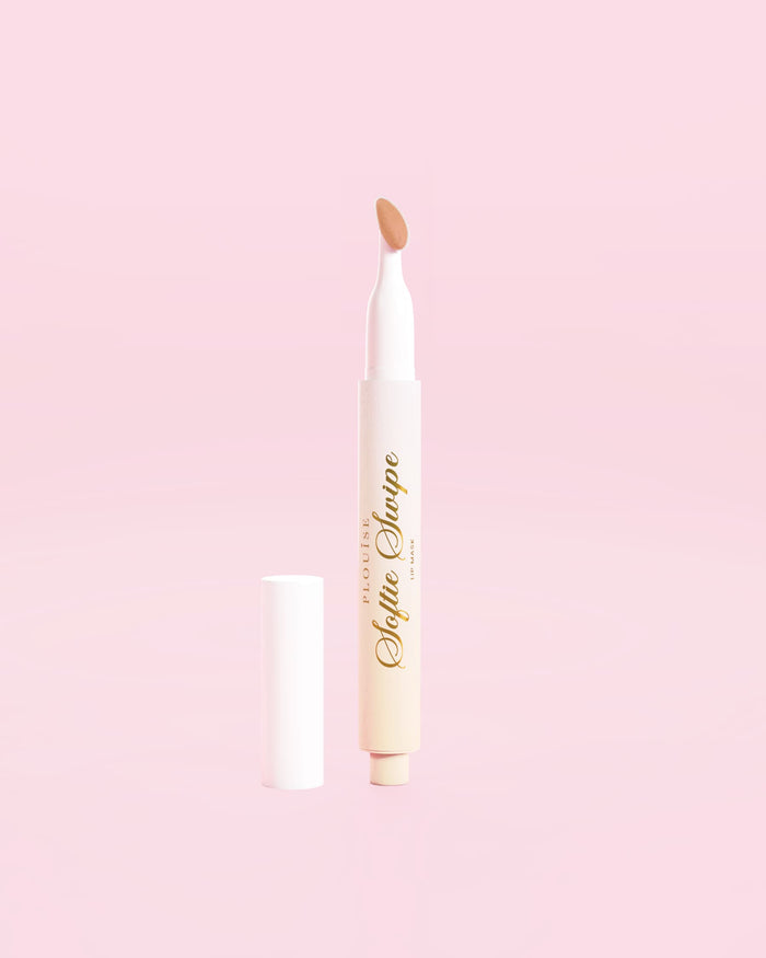 Μια εικόνα που δείχνει την P.Louise Softie Swipe Tinted Lip Mask σε απόχρωση Barely There σε ροζ φόντο