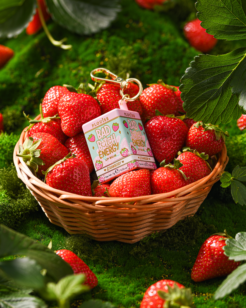 P.Louise Strawberry lip balm με μπρελόκ σε καλάθι με φράουλες