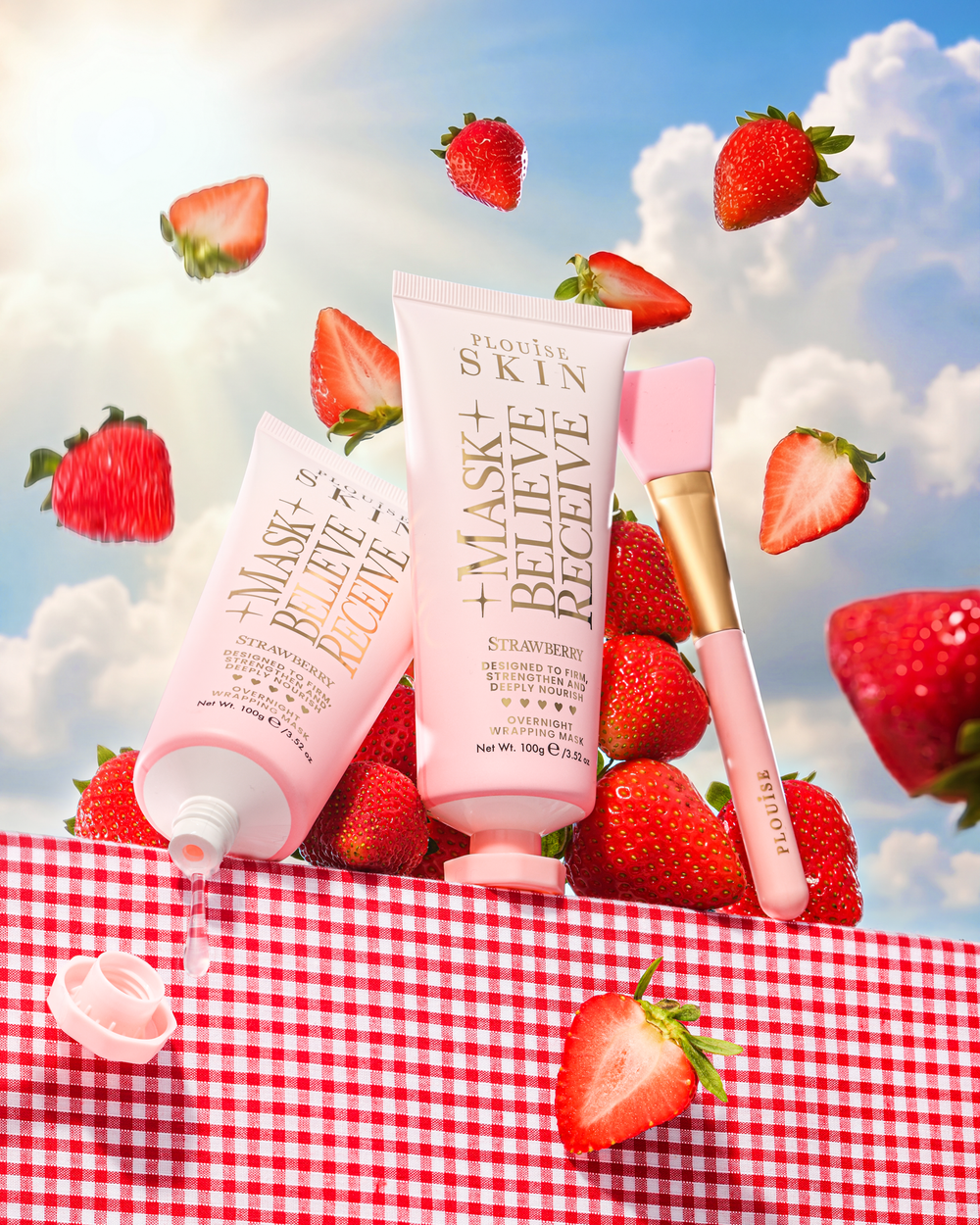 P.Louise Strawberry Overnight Wrapping Mask σε ένα τραπέζι που περιβάλλεται από φράουλες