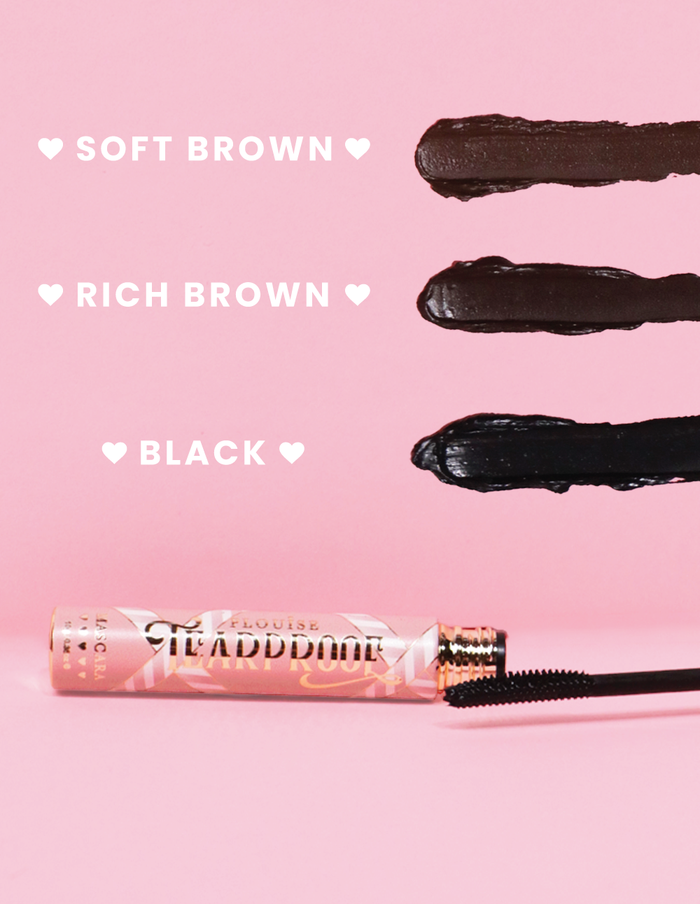 Η P. Louise Tearproof Mascara σε τρεις διαφορετικές αποχρώσεις με κείμενο που λέει κάθε απόχρωση σε ροζ φόντο