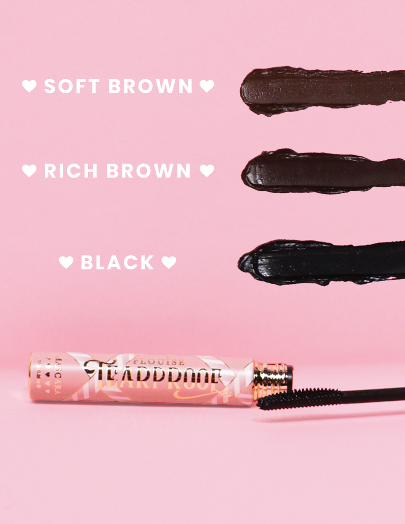 Η P. Louise Tearproof Mascara σε τρεις διαφορετικές αποχρώσεις με κείμενο που λέει κάθε απόχρωση σε ροζ φόντο