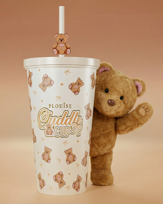 Εικόνα του P.Louise Teddy Touch Cuddle Cup Tumbler & Straw με μια αρκούδα να κυματίζει από πίσω του