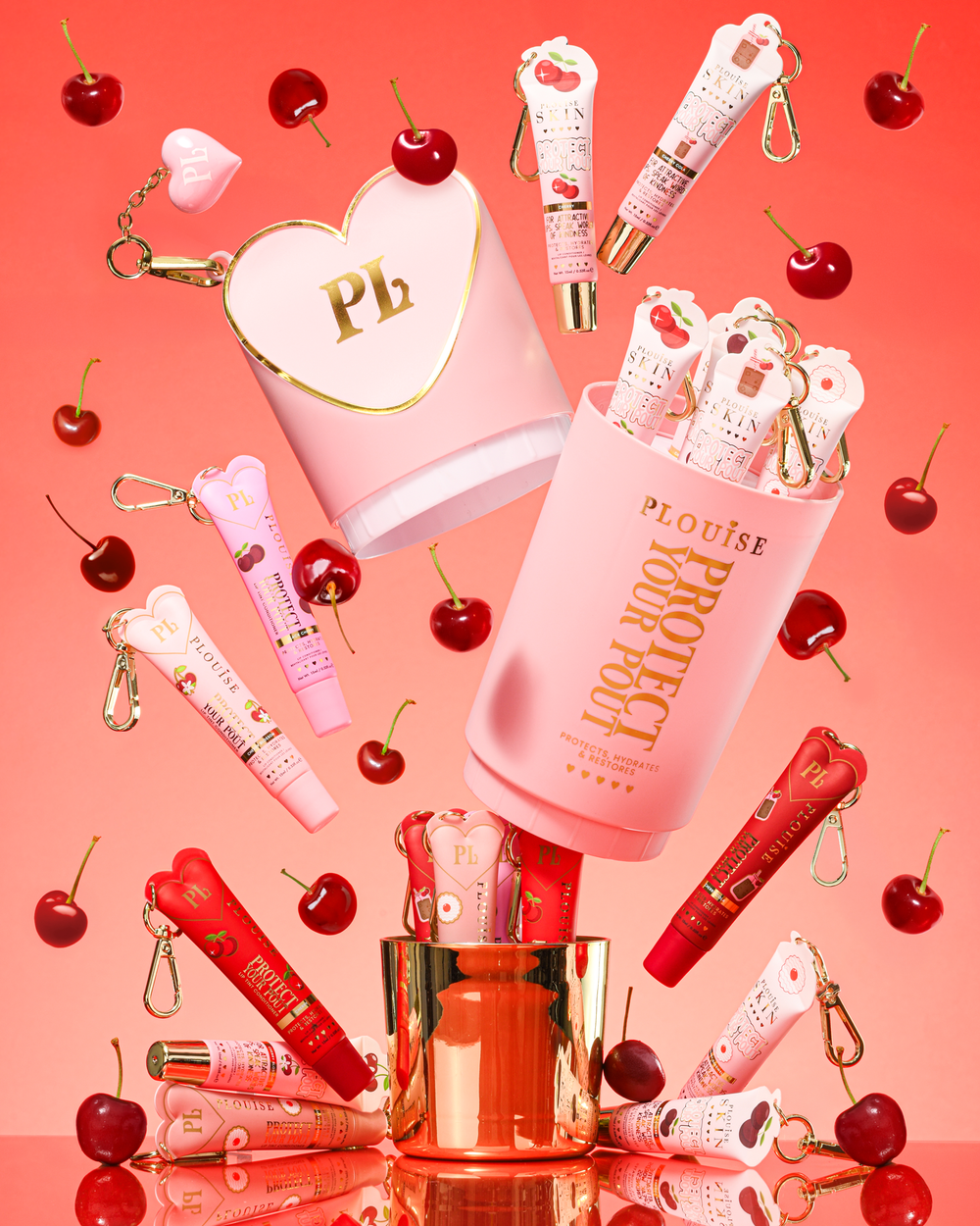 Σετ δώρου Pink XL Protect Your Pout που ανοίγει περιτριγυρισμένο από κεράσια και ροζ και κόκκινα μαλακτικά για τα χείλη σε ροζ φόντο