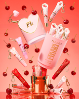 Σετ δώρου Pink XL Protect Your Pout που ανοίγει περιτριγυρισμένο από κεράσια και ροζ και κόκκινα μαλακτικά για τα χείλη σε ροζ φόντο