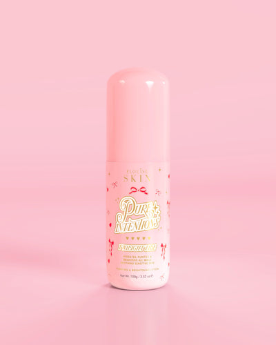 Ροζ μπουκάλι P.Louise Pure Intentions Purify & Brightening Lotion με σχέδια κόκκινου φιόγκου σε ροζ φόντο