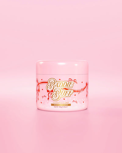 Μια ροζ μπανιέρα P.Louise ή Baddie Buff Scalp and Body Sugar Scrub σε Coconut Coast