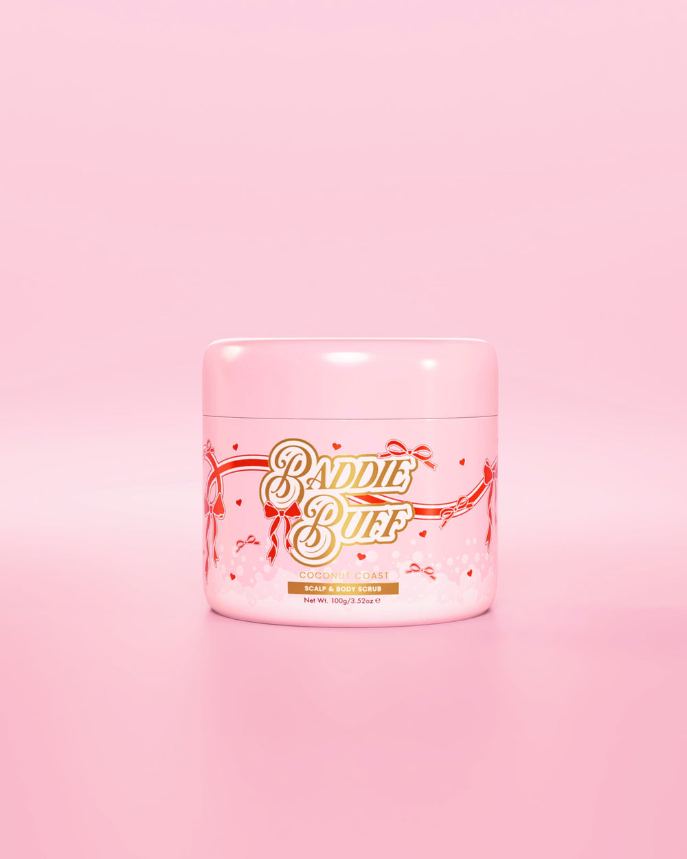 Μια ροζ μπανιέρα P.Louise ή Baddie Buff Scalp and Body Sugar Scrub σε Coconut Coast