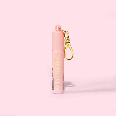 Εικόνα της P.Louise Mini Keychain Tearproof Mascara σε ροζ σωλήνα με χρυσή γραφή και χρυσό εξάρτημα μπρελόκ