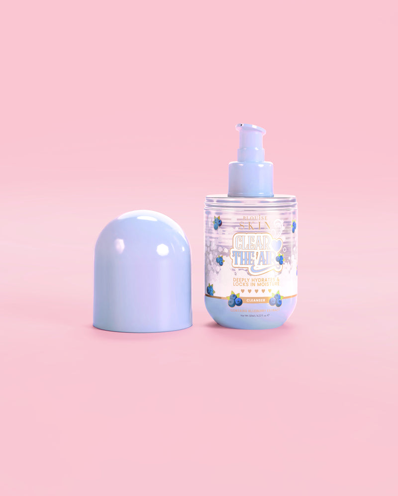 Μπουκάλι P. Louise Clear The Air Blueberry Gel Cleanser με κλειστό καπάκι σε ροζ φόντο