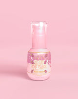 Ροζ μπουκάλι P. Louise Erase The Trace Dark Spot Correcting Serum σε ροζ φόντο