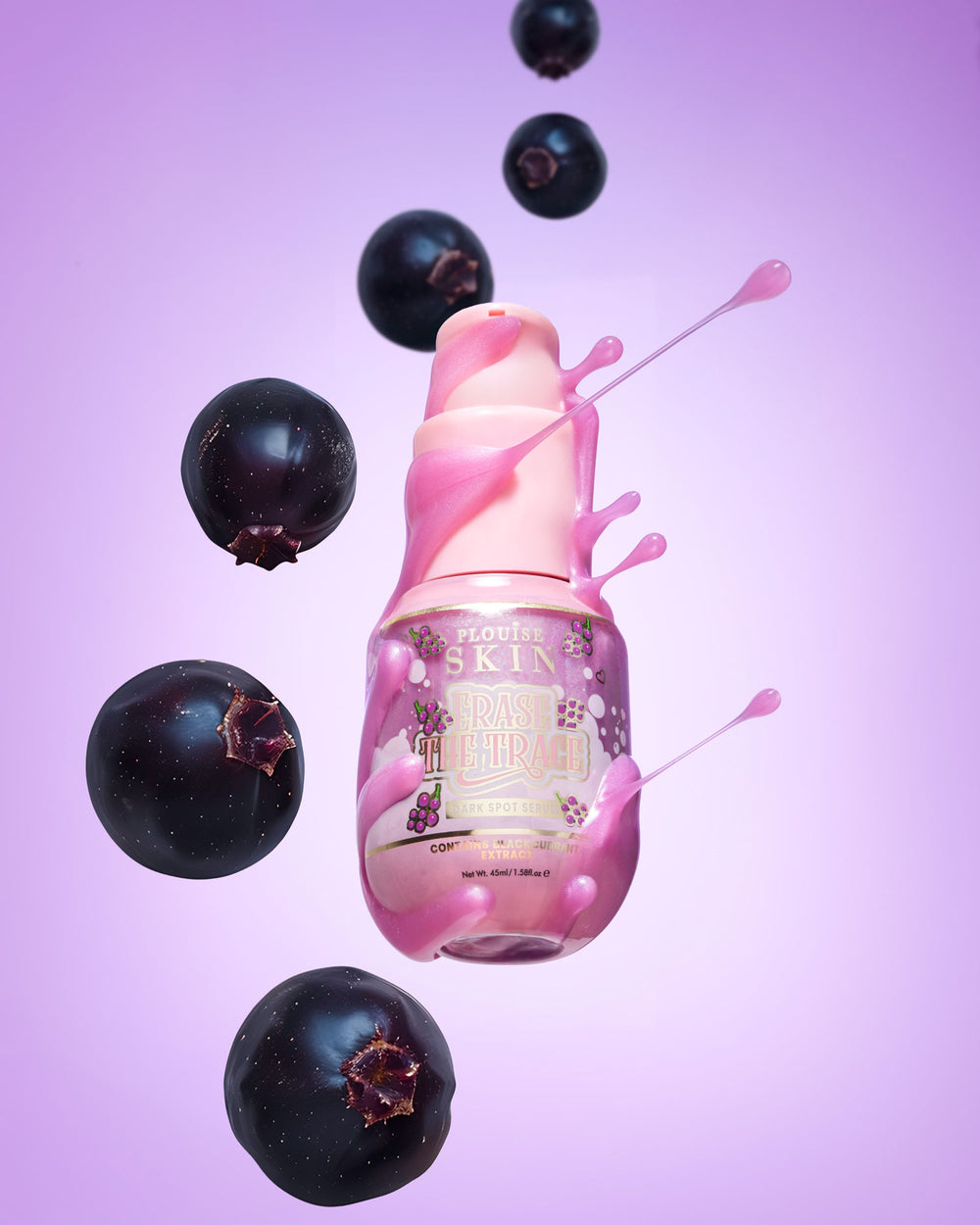 Ροζ μπουκάλι P. Louise Erase The Trace Dark Spot Correcting Serum με υγρό που βγαίνει από το μπουκάλι που περιβάλλεται από μαύρα φραγκοστάφυλα σε μωβ φόντο