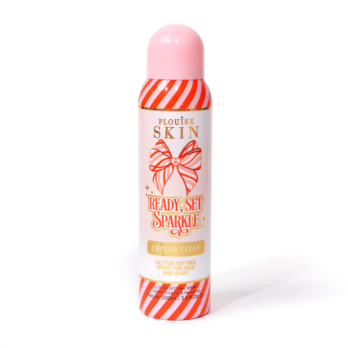 Ένα μπουκάλι P. Louise Ready Set Sparkle Christmas Glitter Setting Spray με κόκκινες και ροζ ρίγες στο μπουκάλι και κόκκινο και ροζ ριγέ φιόγκο σε λευκό φόντο