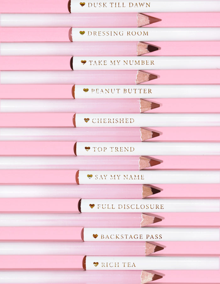 Μια εικόνα των P.Louise Ultimate Definition Sharpenable Lip Liners σε μια σειρά που δείχνει το κάτω μέρος και το όνομα κάθε αποχρώσεων στο μολύβι