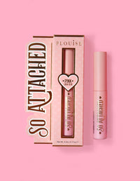 Συσκευασία προϊόντος P.Louise So Attached Lash Glue και ο ίδιος ο σωλήνας κόλλας, τοποθετημένα σε ροζ φόντο.