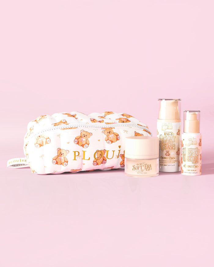 Μια εικόνα του The P.Louise Softest Touch Skincare Starter Kit με ένα μεγάλο τύπωμα αρκουδάκι τσάντα περιποίησης και μακιγιάζ και 3 προϊόντα περιποίησης σε ροζ φόντο
