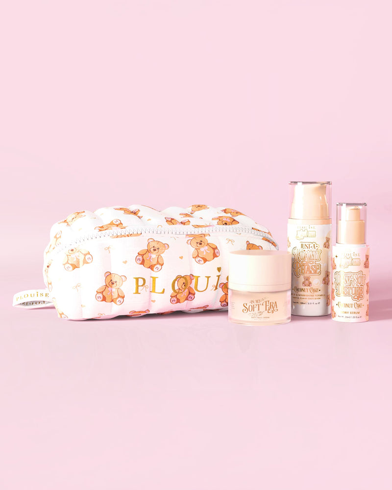 Μια εικόνα του The P.Louise Softest Touch Skincare Starter Kit με ένα μεγάλο τύπωμα αρκουδάκι τσάντα περιποίησης και μακιγιάζ και 3 προϊόντα περιποίησης σε ροζ φόντο