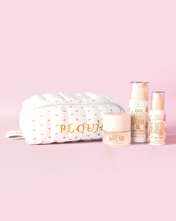 Μια εικόνα της P.Louise The Softest Touch Skincare Starter Kit με μικρές στάμπες teddy μακιγιάζ και τσάντα περιποίησης δέρματος που περιλαμβάνει 3 προϊόντα περιποίησης σε ροζ φόντο